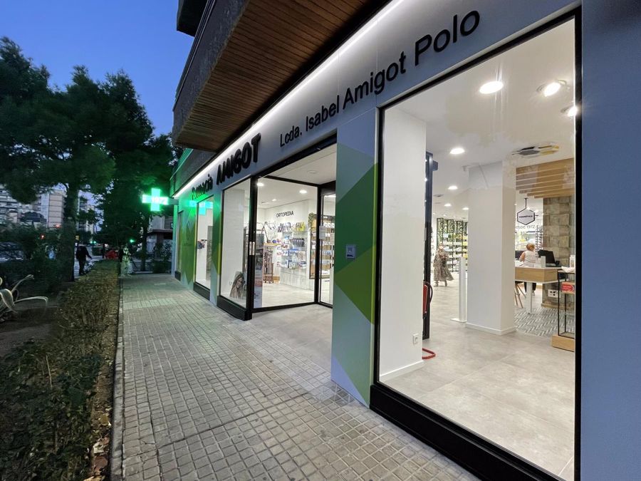 Fachada de Farmacia Amigot en la calle Asín y Palacios 15, Zaragoza
