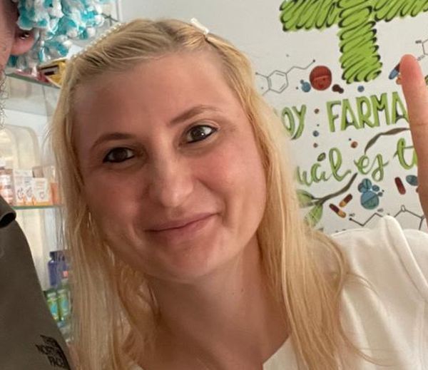 Lucía, técnico en farmacia y experta en poner pendientes en Farmacia Amigot