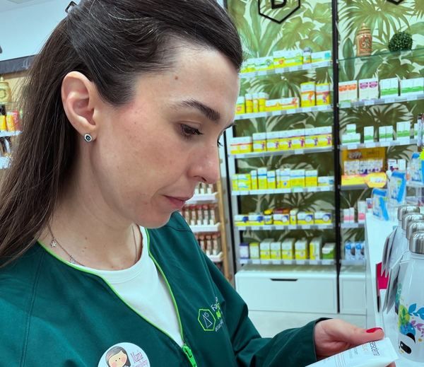 María, técnico en farmacia y experta en dermocosmética en Farmacia Amigot