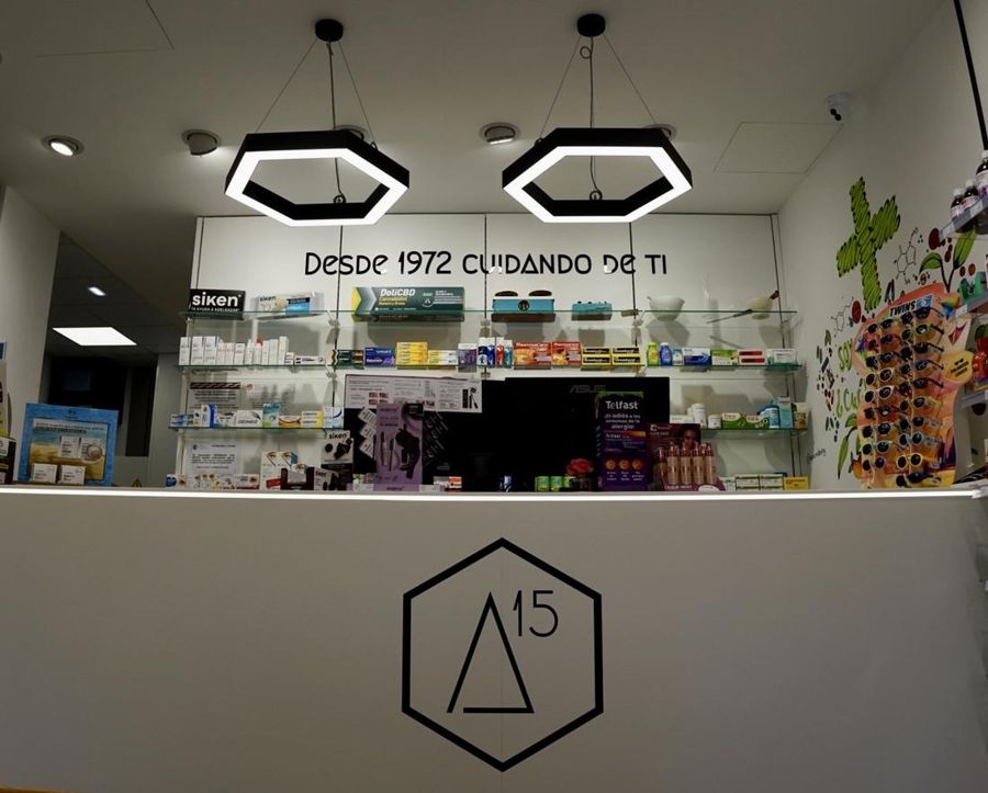 Mostrador de Farmacia Amigot, en la calle Asín y Palacios de Zaragoza