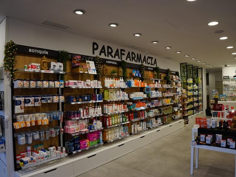 Zona de parafarmacia de Farmacia Amigot, en Zaragoza